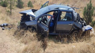 Kazada hurdaya dönen araçta 2 kişi yaralandı