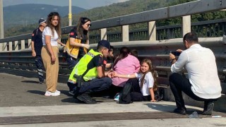 Kazada yaralanan küçük kızı jandarma teskin etti