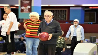 Keçiörende huzurevi sakinleri bowling oynadı