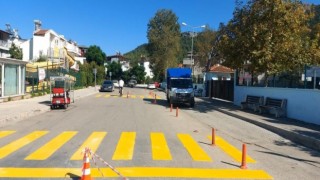 Kemerde okul yollarındaki yaya geçitleri boyanıyor