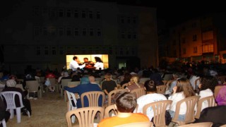 Kendi hayatını sahne alan filmi duygu dolu gözlerle izledi