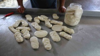 Kendi imkanlarıyla ürettikleri mandıra peynirini Türkiyenin birçok noktasına gönderiyorlar