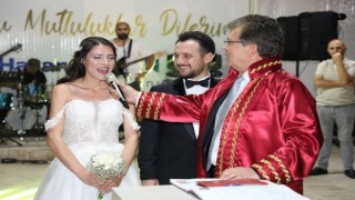 Kendi kızının nikâhını kıydı