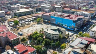 Kent meydanı açılışa hazırlanıyor