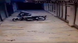 Kentin göbeğindeki motosiklet hırsızlığı güvenlik kamerasında