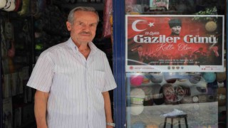 Kıbrıs Gazisi Ballıoğlu, astığı afişlerle gaziliğin önemine dikkat çekiyor