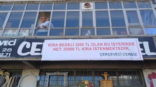 Kiraya yüzde 500 zam isteyen iş yeri sahibine dükkana astığı pankartla isyan etti