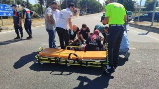 Kırmızıda geçen otomobil motosikletli kadına çarptı