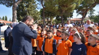 Kitaplar devletten, kırtasiyeler  Sındırgı Belediyesinden