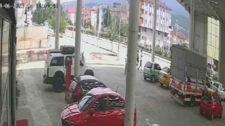 Kız çocuğunun scooter ile merdivenlerden düştüğü anlar kamerada