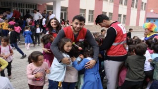 Kızılay öğrencileri ilk okul gününde yalnız bırakmadı