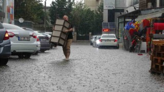 Kocaelide cadde ve sokaklar sular altında kaldı, vatandaşlar zor anlar yaşadı