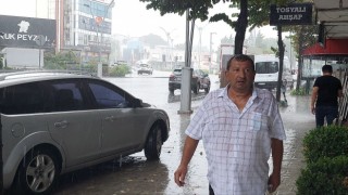Kocaelide sağanak yağmur hayatı olumsuz etkiledi, caddeler sular altında kaldı
