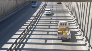 Kocaelideki alt geçitten geçen sürücüler, yola yansıyan ışıklardan şikayetçi