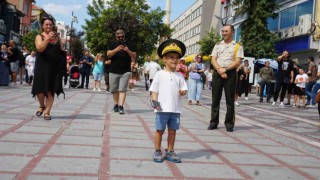 Kolordu bandosunun konserinde 5 yaşındaki Kartal şeflik yaptı