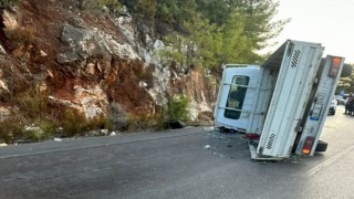 Kontrolden çıkan kamyonet yan yattı: 1 yaralı