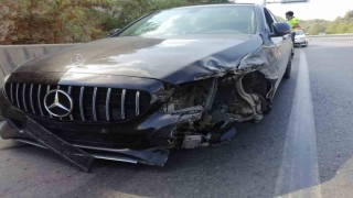 Kontrolden çıkan lüks otomobil bariyerlere çarptı: 2 yaralı