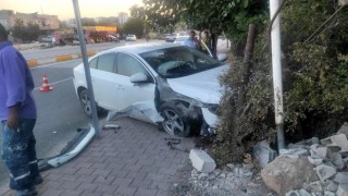 Kontrolden çıkan otomobil kaldırıma çıktı: 3 yaralı