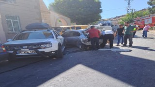 Kontrolü kaybolan minibüs önce araçlara sonra yayalara çarptı: 1 Ölü