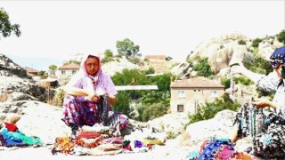 Köylü kadınlar, hem rehberlik hem de ticaret yapıyorlar