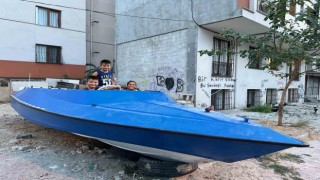 Küçükçekmecede atıl haldeki tekne çocukların oyun alanı oldu