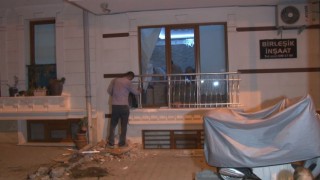 Küçükçekmecede freni boşalan iş makinesi bir binaya girdi
