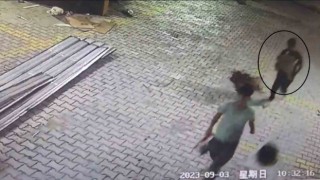 Kuruyemiş dükkanına giren acemi hırsızlar kucaklarında çerez çuvalıyla kameraya yakalandı