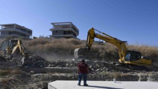 Kuşadası Belediyesi kaçak yapılaşmaya geçit vermiyor