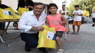 Kuşadası Belediyesinden ihtiyaç sahibi öğrencilere kırtasiye desteği