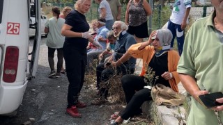 Kuşadasında otomobil minibüse arkadan çarptı: 6 yaralı