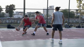 Kuşadasında sokak basketbolunun kalbi bu parkta atıyor