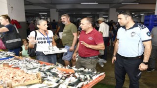 Kuşadasındaki balık tezgahlarında sağlık ve hijyen denetimi yapıldı