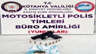 Kütahyada bir araçta silah ve uyuşturucu madde ele geçirildi