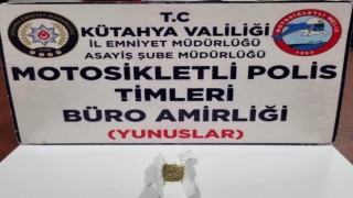 Kütahyada ehliyetsiz sürücü uyuşturucuyla yakalandı