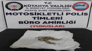 Kütahyada motosikletli şahsın üzerinde uyuşturucu ele geçirildi