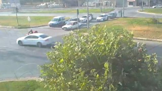 Kütahyada otomobil, motosikletli kuryeye işte böyle çarptı