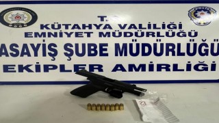 Kütahyada şüphe üzerine durdurulan araçta silah ve uyuşturucu bulundu