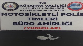 Kütahyada yoklama kaçağı şahsın üzerinde uyuşturucu bulundu