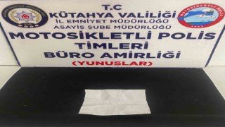 Kütahyada Yunus Timleri bir kişinin üzerinde uyuşturucu ele geçirdi