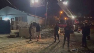 Kuyuya düşen inek, vinçle kurtarıldı