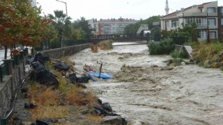 Lapsekide sağanak yağış etkili oldu