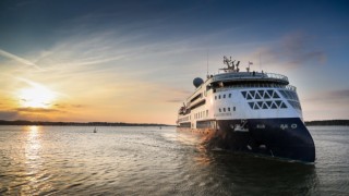 Lüks yolcu gemisi Grönlandde karaya oturdu