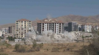 Malatyada patlayıcı ile bina yıkımlarına devam ediliyor