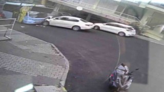 Maltepede otomobil ile minibüs çarpıştı: 3 kişi yaralandı
