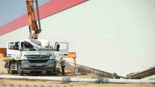 Manisa OSBde iş makinesi beton dökme makinesinin üzerine devrildi: 1 yaralı