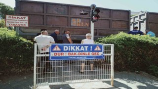 Manisada yük trenin çarptığı genç hayatını kaybetti
