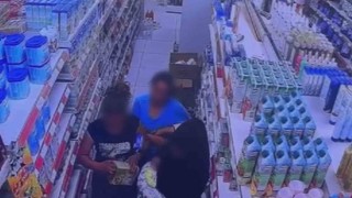 Marketten bebek maması çalan kadının mamayı eteğinin içine sakladığı anlar kamerada