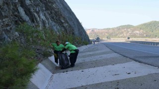 Marmariste yoldan geçenlerin attığı çöpler temizlendi