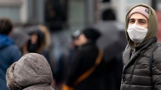 “Maskeli günler geri dönüyor endişelerine kapılmayın”