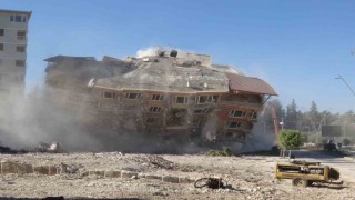 Meraklı vatandaşların araçlarını durdurup izlediği 8 katlı binanın yıkım anı kamerada